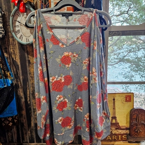 signture studios Tops - Plus size 2x cold shoulder open slongsleeved shirt